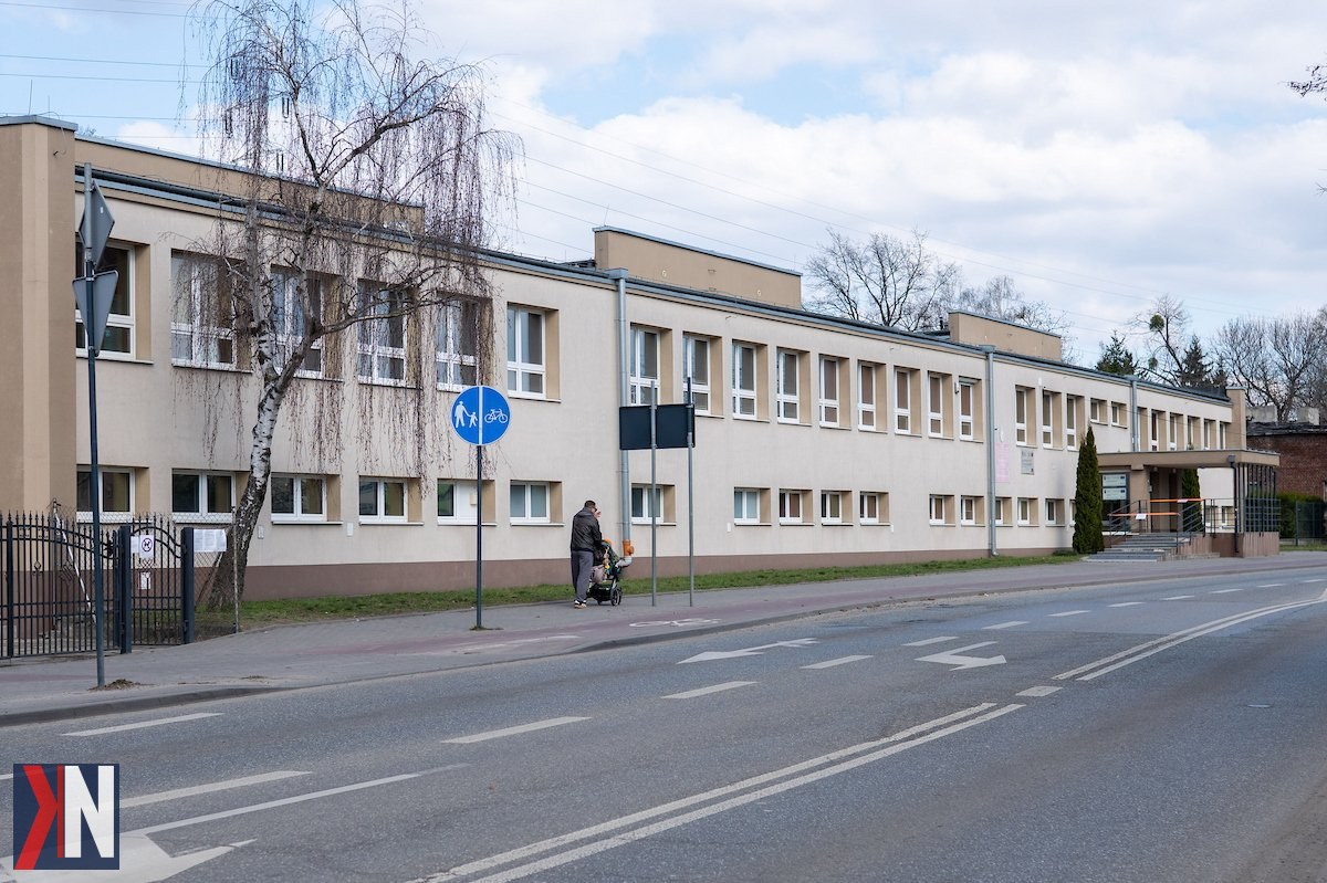 "Ekoremonty w łódzkich szkołach - przygotowania do inwestycji w sześciu placówkach oświatowych, obejmujących szkoły podstawowe i przedszkola. Zdjęcie przedstawia wizualizację nowoczesnych budynków edukacyjnych w Łodzi, które będą poddane kompleksowym renowacjom."