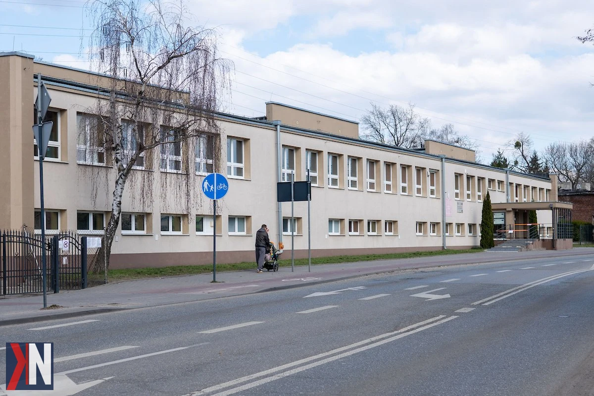 "Ekoremonty w łódzkich szkołach - przygotowania do inwestycji w sześciu placówkach oświatowych, obejmujących szkoły podstawowe i przedszkola. Zdjęcie przedstawia wizualizację nowoczesnych budynków edukacyjnych w Łodzi, które będą poddane kompleksowym renowacjom."