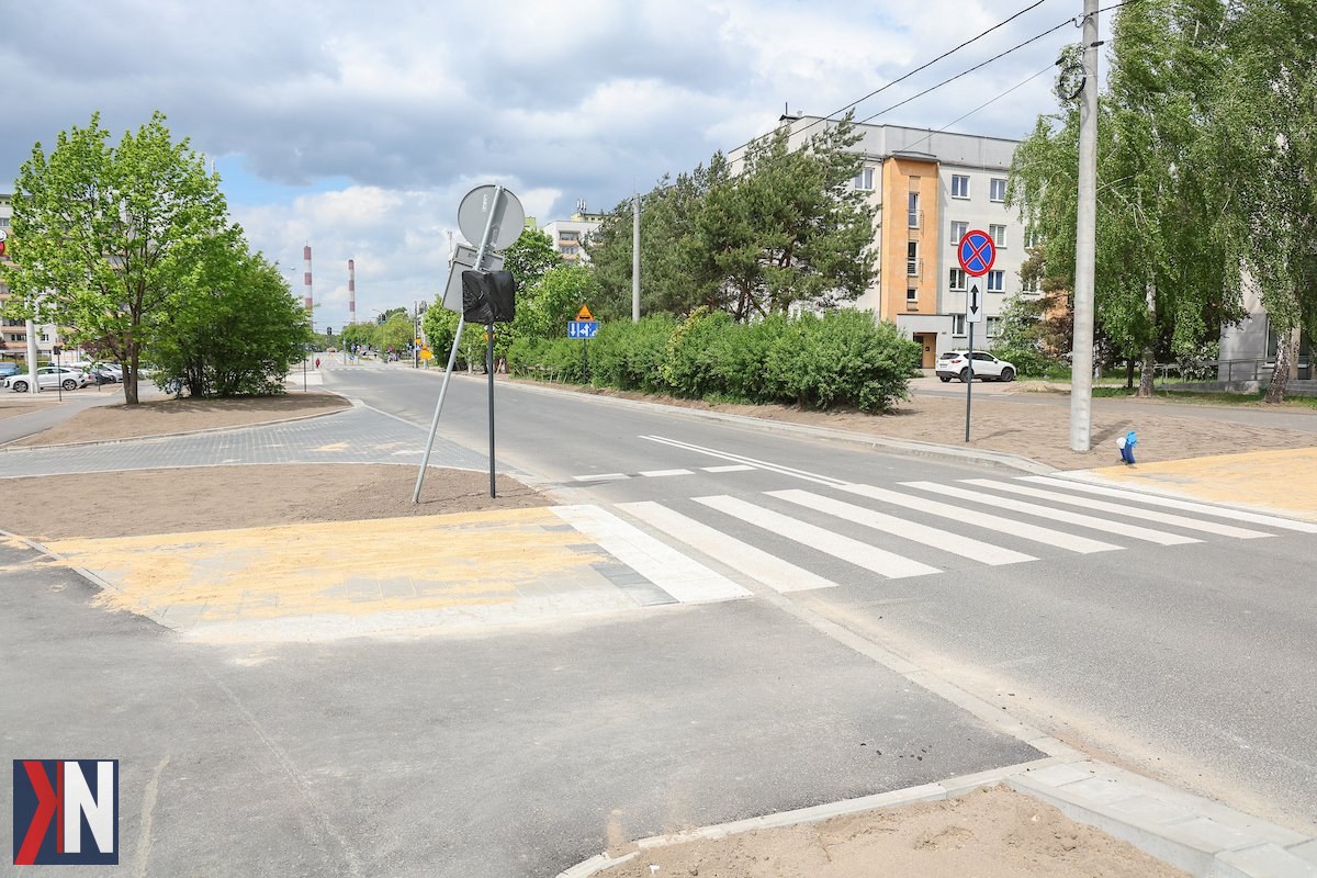 "Ulica Zakładowa na Widzewie otwarta w weekend - obrazek przedstawiający nową nawierzchnię drogi, z widocznymi znakami drogowymi i samochodami przejeżdżającymi odcinkiem od Hetmańskiej do Transmisyjnej, symbolizujący koniec utrudnień dla mieszkańców Olechowa."