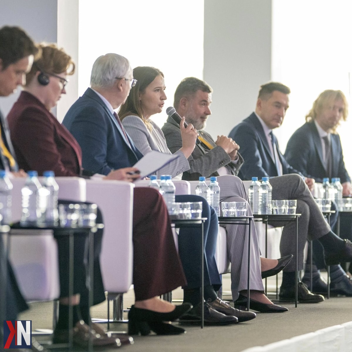 "Prezydent Łodzi, Hanna Zdanowska, podczas Kongresu KDP zapowiada, że Port Polska stanie się lotniskiem Łodzi. W tle zdjęcia widoczna wizualizacja budowy portu, symbolizującego rozwój regionalnej infrastruktury lotniczej."