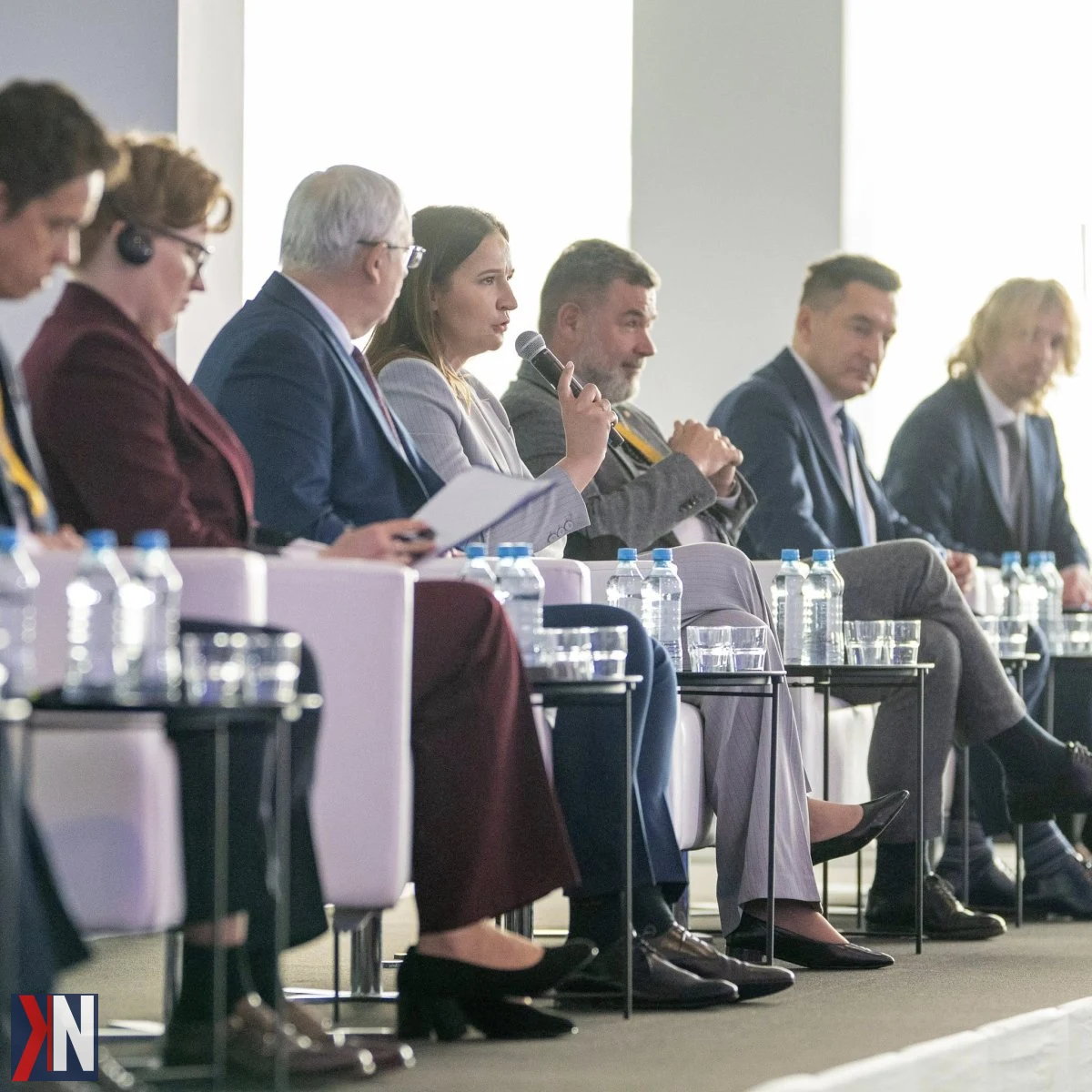 "Prezydent Łodzi, Hanna Zdanowska, podczas Kongresu KDP zapowiada, że Port Polska stanie się lotniskiem Łodzi. W tle zdjęcia widoczna wizualizacja budowy portu, symbolizującego rozwój regionalnej infrastruktury lotniczej."