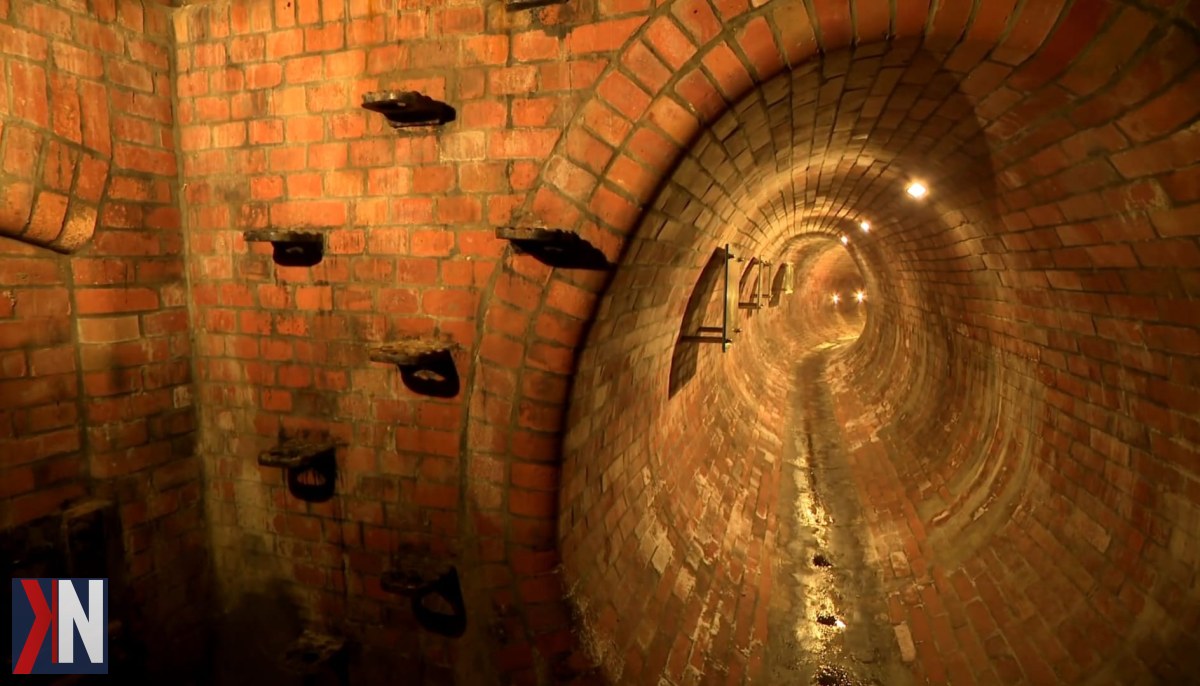 ALT: "Łódzka Dętka - urokliwe miejsce inspirowane Wenecją, z malowniczymi kanałami i stylowymi łódkami, idealne na wyjątkowe doświadczenia w sercu Łodzi."