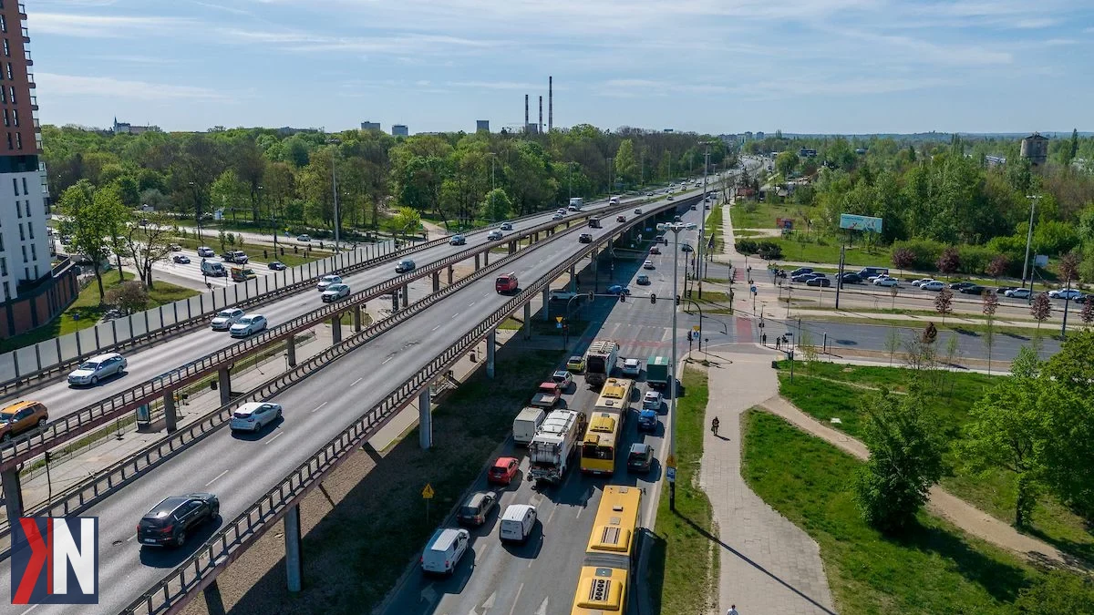"Estakada na al. Włókniarzy w Łodzi - widok na zamknięty odcinek, gdzie rozpoczyna się roczny remont obejmujący kompleksową modernizację kluczowych dróg. W tle widać prace budowlane oraz oznakowanie, które informuje o utrudnieniach w ruchu."