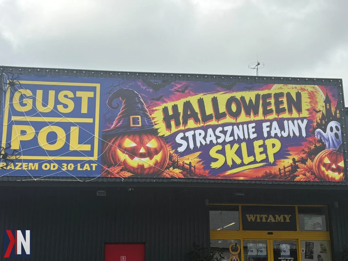 Jesień w Gustpolu: piękna aranżacja zniczy, kwiatów i dekoracji na Wszystkich Świętych oraz kolorowe dodatki na Halloween, które tworzą wyjątkowy klimat tego sezonu.