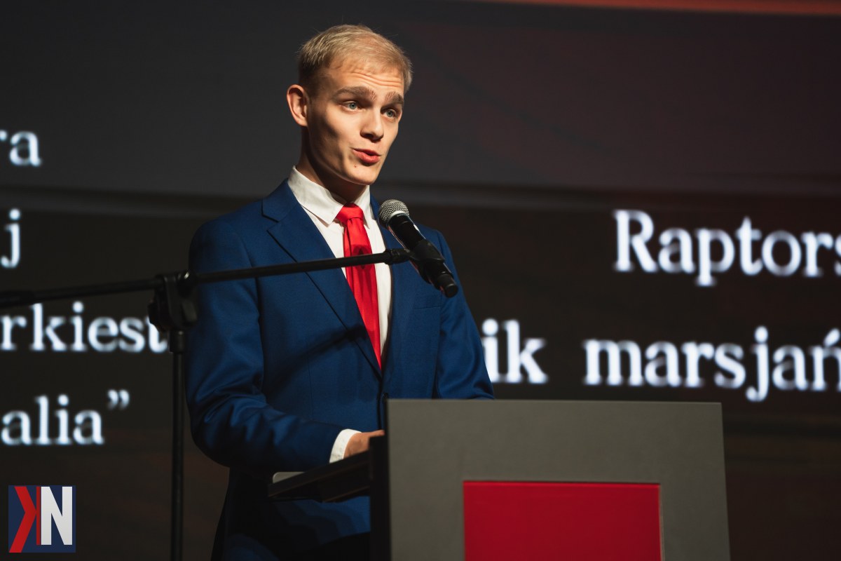 "Jakub Cisło, młody przedsiębiorca i student, eksplorujący świat startupów oraz sztucznej inteligencji - portret innowacyjnego lidera pokolenia, które nie boi się podejmować ryzyka i eksperymentować w dynamicznie zmieniającym się środowisku biznesowym."