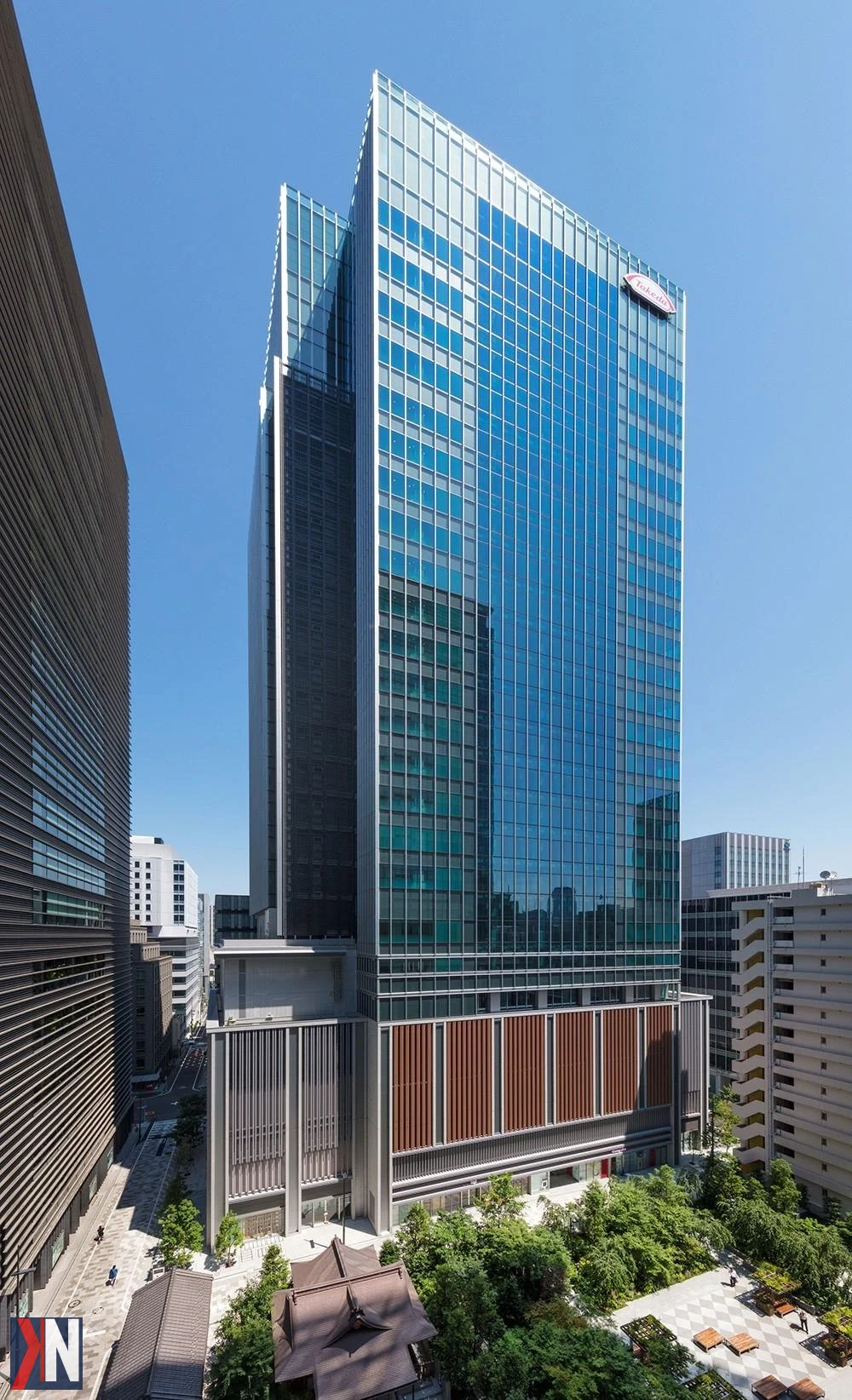 Zdjęcie przedstawia nowoczesne biuro japońskiego koncernu biofarmaceutycznego Takeda w Łodzi, które dynamicznie rozwija swoją działalność w regionie. W centrum dostrzegamy profesjonalnych pracowników zajmujących się badaniami klinicznymi, co podkreśla rosnące znaczenie Łodzi jako kluczowego ośrodka innowacji w branży farmaceutycznej.