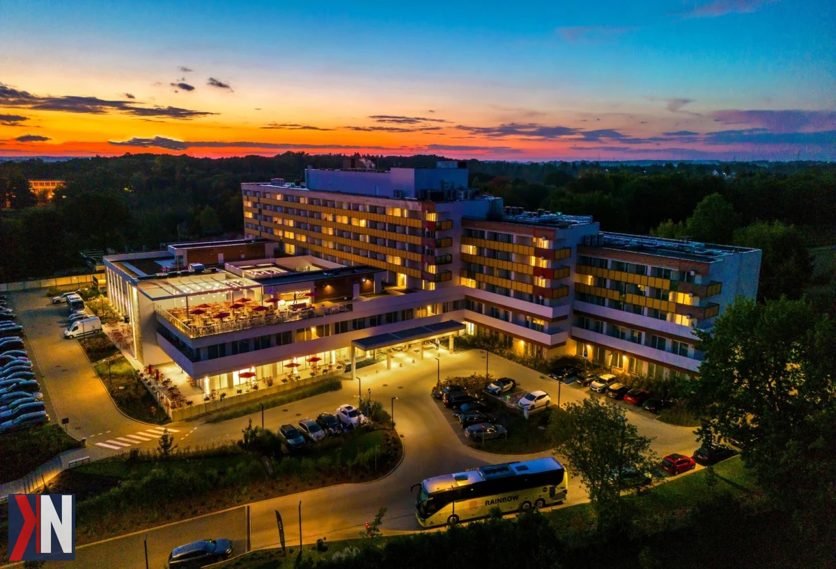 Nałęczów - malownicza miejscowość uzdrowiskowa, znana z retro klimatu i pięknych willi ukrytych w zieleni. Zdjęcie przedstawia dawny budynek sanatorium milicyjnego, który zyskał nową odsłonę, otoczony drzewami i wspaniałą architekturą, idealny do odkrywania i relaksu.