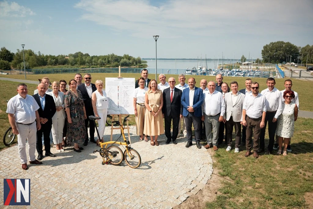 Zdjęcie trasy Velo Warta, która połączy 19 gmin w Łódzkiem, z panoramicznym widokiem na malownicze krajobrazy wokół Jeziorska i uzdrowiskowy Uniejów. Trasa o długości ponad 200 kilometrów wzdłuż rzeki Warty może zrewolucjonizować turystykę w regionie, oferując niezapomniane widoki i atrakcje dla rowerzystów.