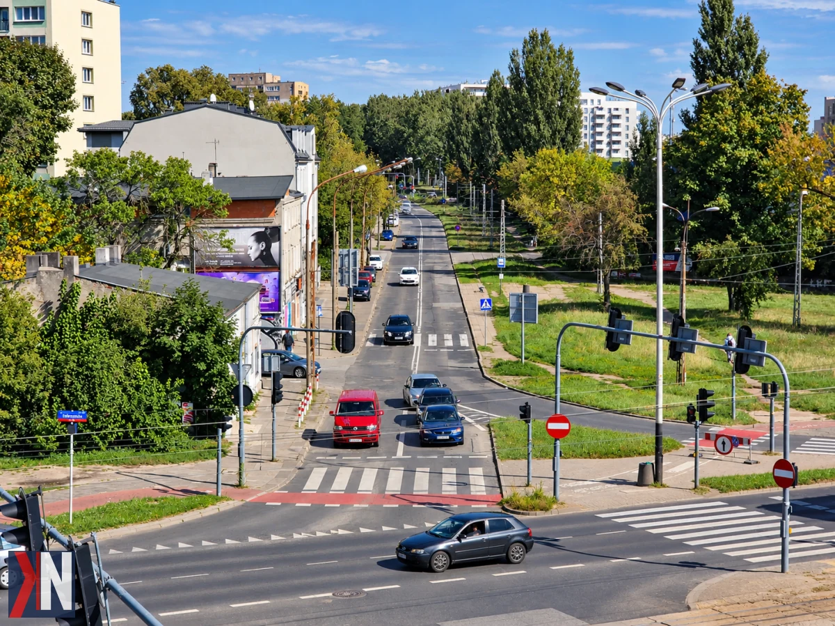Zdjęcie przedstawiające koniec krańcówki Koziny oraz planowany nowy układ tramwajowy, obejmujący przebudowę ul. Srebrzyńskiej w Łodzi. W tle widać prace budowlane, które mają na celu poprawę komunikacji miejskiej w regionie, z widocznymi oznakowaniami i sprzętem budowlanym. Projekt obiecuje nie tylko nowoczesne tramwaje, ale także większy komfort dla pasażerów i lepsze skomunikowanie okolicznych osiedli.