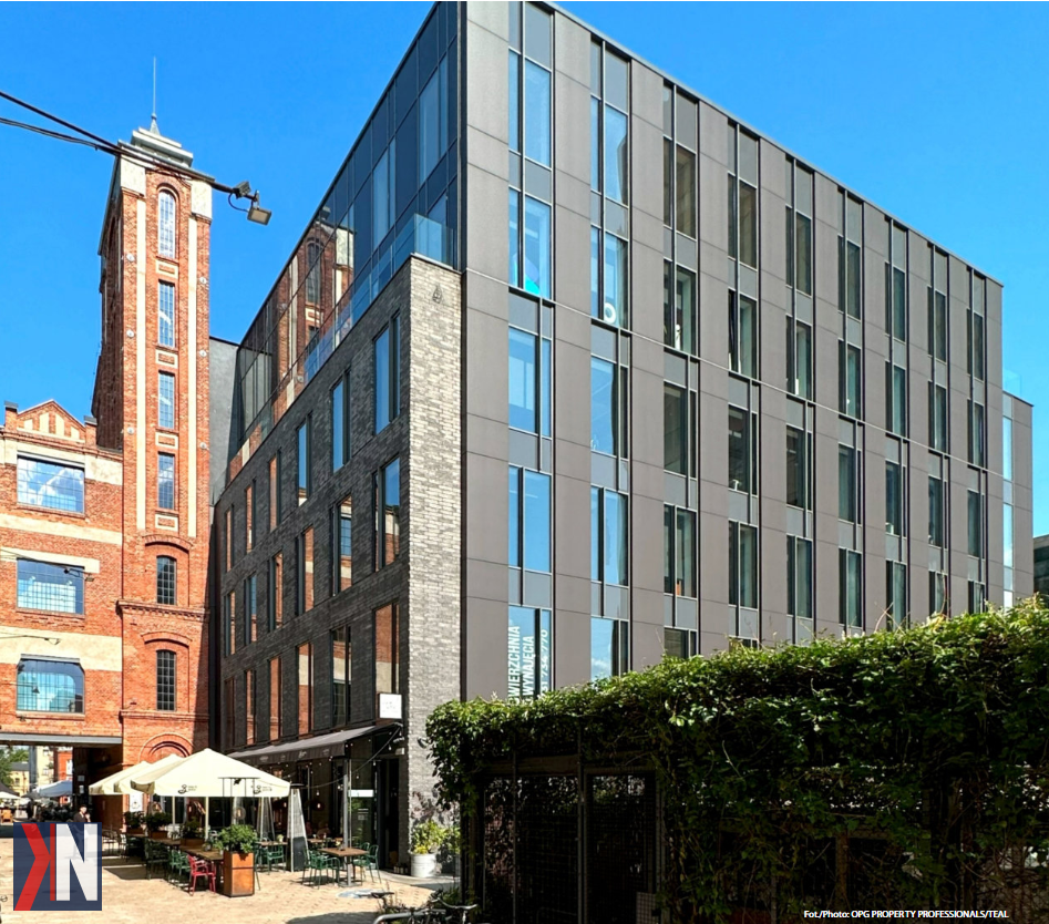 Opis alternatywny: "Zdjęcie przedstawiające analizę stagnacji na rynku biurowym w Łodzi, ukazujące nowoczesne biurowce w tle oraz inwestorów rozważających przyszłość rynku. Artykuł omawia wyzwania i zmiany w sektorze nieruchomości komercyjnych w Polsce."