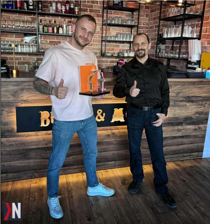 "Zdjęcie przedstawiające wręczenie nagród Pyszne.pl Awards 2025, które celebrują najlepsze restauracje w województwie łódzkim. W tle widać uśmiechniętych właścicieli lokali oraz różnorodne potrawy, symbolizujące zmieniający się rynek gastronomiczny w Łodzi, gdzie kebab i pizza ustępują miejsca innym kuchniom."