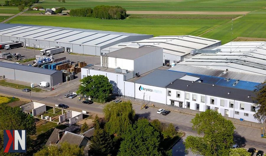Nowa inwestycja Krynica Vitamin w Kleszczowie - powrót zakładu za ponad 200 mln zł z potężnym wsparciem. Zdjęcie przedstawia nowoczesną fabrykę w Żłobnicy, symbolizującą rozwój i zaangażowanie w lokalną gospodarkę.