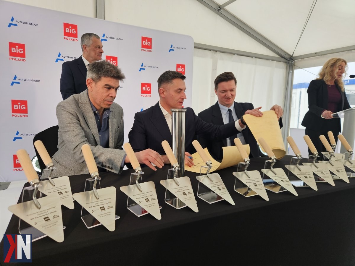 "Zbliżenie na park handlowy BIG Konstantynów, nowy kompaktowy gigant na pograniczu Łodzi i Konstantynowa Łódzkiego. Obiekt o powierzchni około 21 tys. m², który zrewolucjonizuje lokalny rynek handlowy, widoczny na zdjęciu."