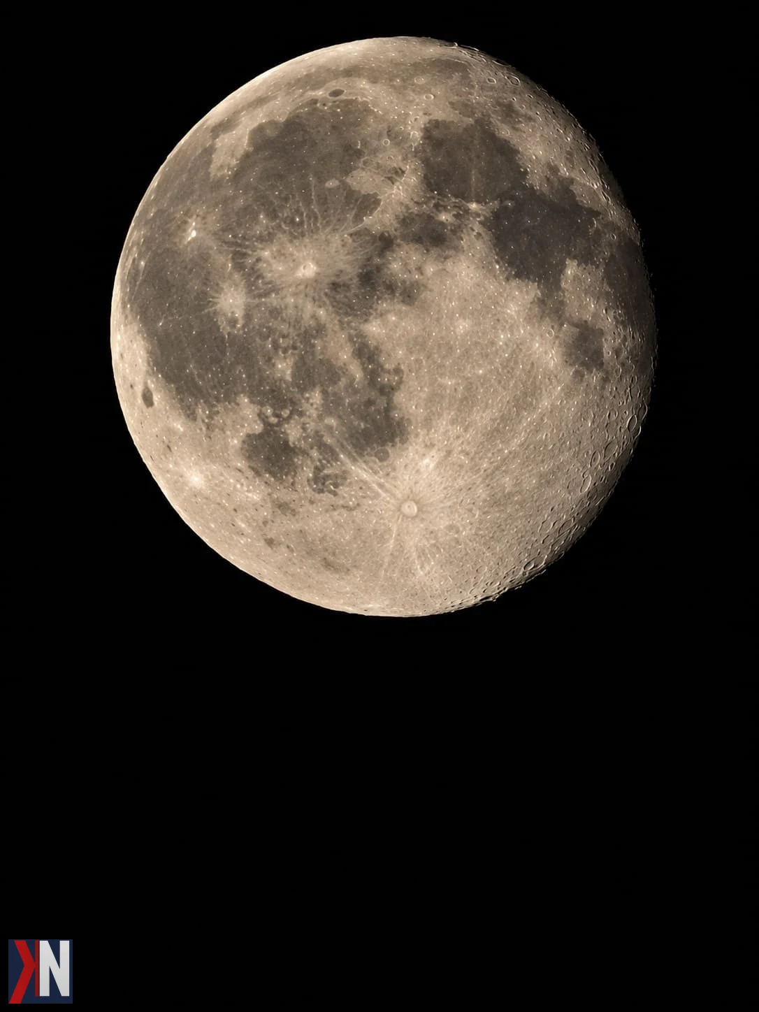 Zjawiskowy widok na nocne niebo, gdzie Księżyc spotyka się z Plejadami - piękne gromady gwiazd. Idealne dla miłośników astronomii i osób pragnących podziwiać niezwykłe fenomeny natury. Warto spojrzeć w górę w środowy wieczór, 30 września, aby doświadczyć tego magicznego momentu.