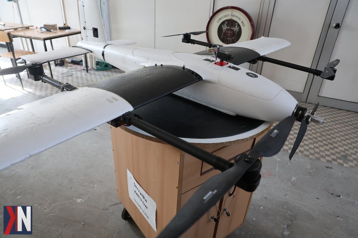 "Studenci z Politechniki Łódzkiej pracują nad innowacyjnym projektem - 'łowcą dronów', mającym znaczenie dla nowoczesnej obronności. Na zdjęciu zespół w trakcie pracy nad urządzeniem."