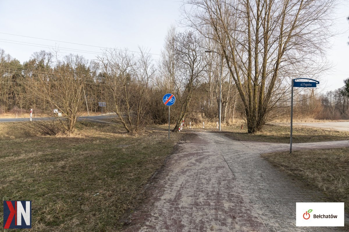 "Bełchatów - remont ul. Piłsudskiego, nowa ścieżka rowerowa i przystanki, widok na przebudowę, obrazy zmian w mieście."