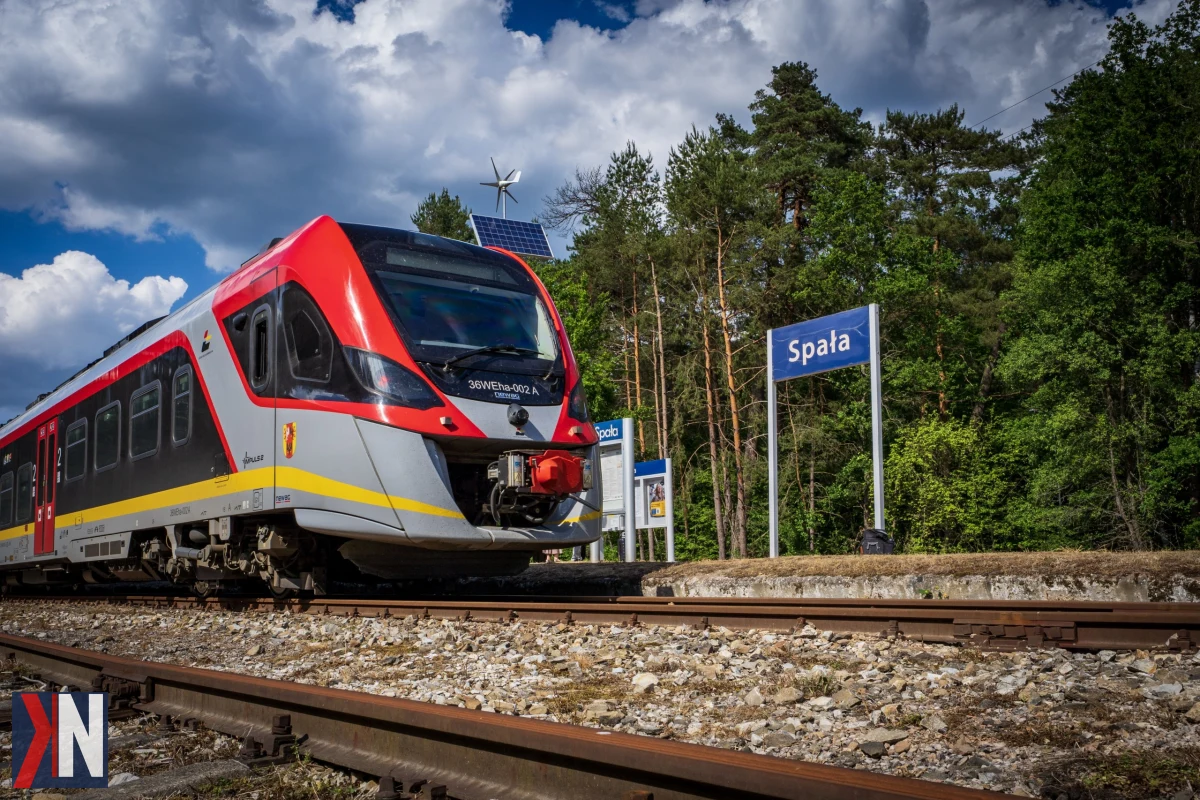 Zdjęcie przedstawiające pociąg Łódzkiej Kolei Aglomeracyjnej na tle stacji kolejowej, ilustrujące rozwój siatki połączeń oraz wycofanie nowoczesnych pociągów Elfy 3.0 z ruchu, co stawia przewoźnika przed nowymi wyzwaniami.