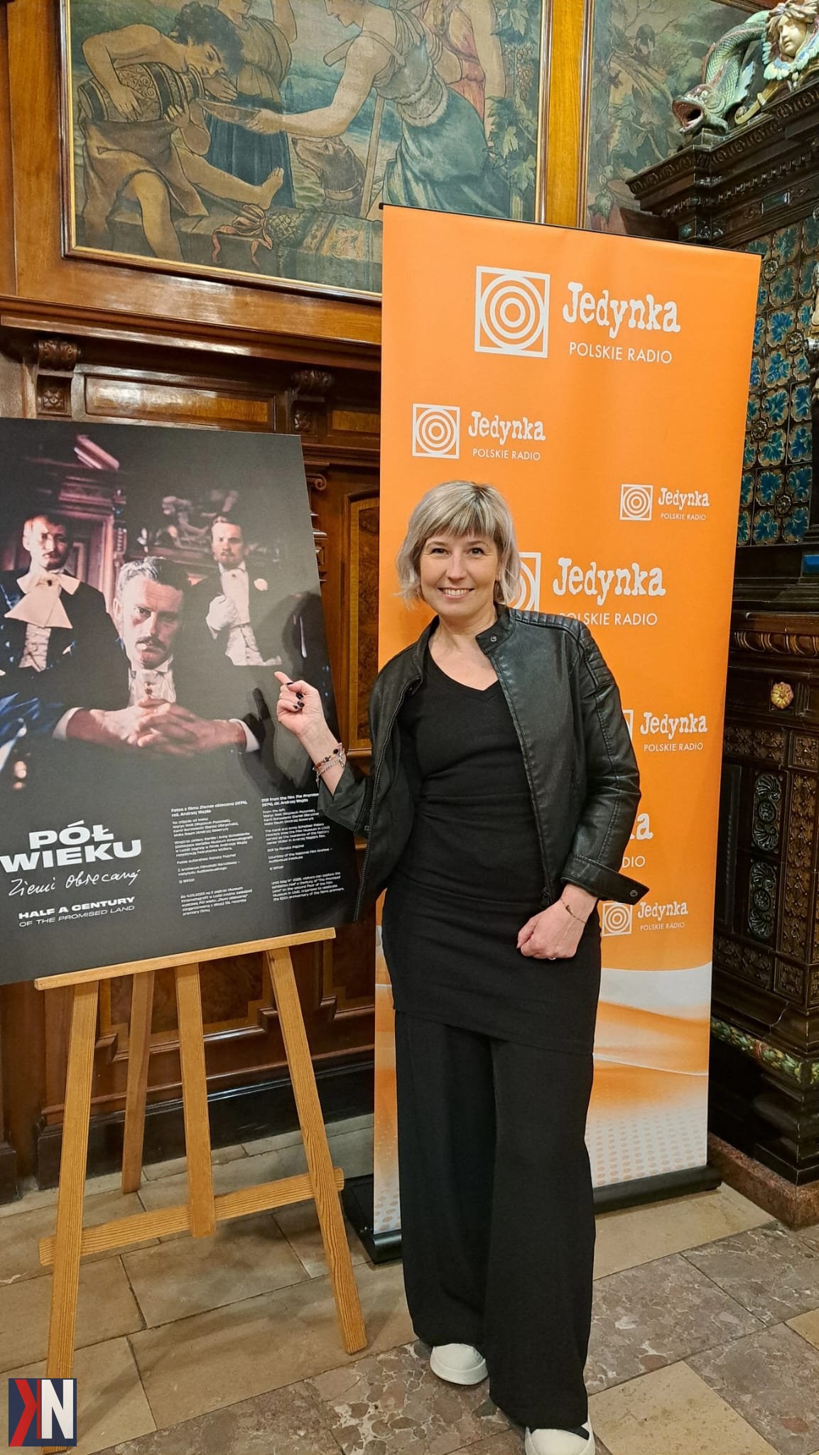 "Portret Agnieszki Płoszaj, łódzkiej autorki kryminałów, w trakcie rozmowy o wyzwaniach pisarskich i rynku wydawniczym. Agnieszka dzieli się swoimi przemyśleniami na temat tempa pracy pisarzy oraz wpływu przemysłu wydawniczego na jakość literatury. Zdjęcie ilustruje artykuł 'Nie wierzę w pisanie bestselleru w dwa miesiące', ukazując pasję i zaangażowanie autorki."