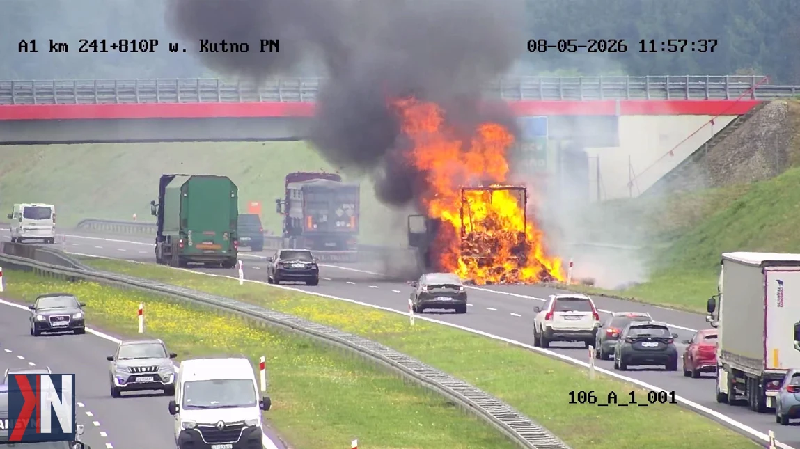 "Pożar ciężarówki na autostradzie A1 przed węzłem Kutno Północ - zdjęcie przedstawiające płonący pojazd oraz utrudnienia w ruchu drogowym przed weekendem."