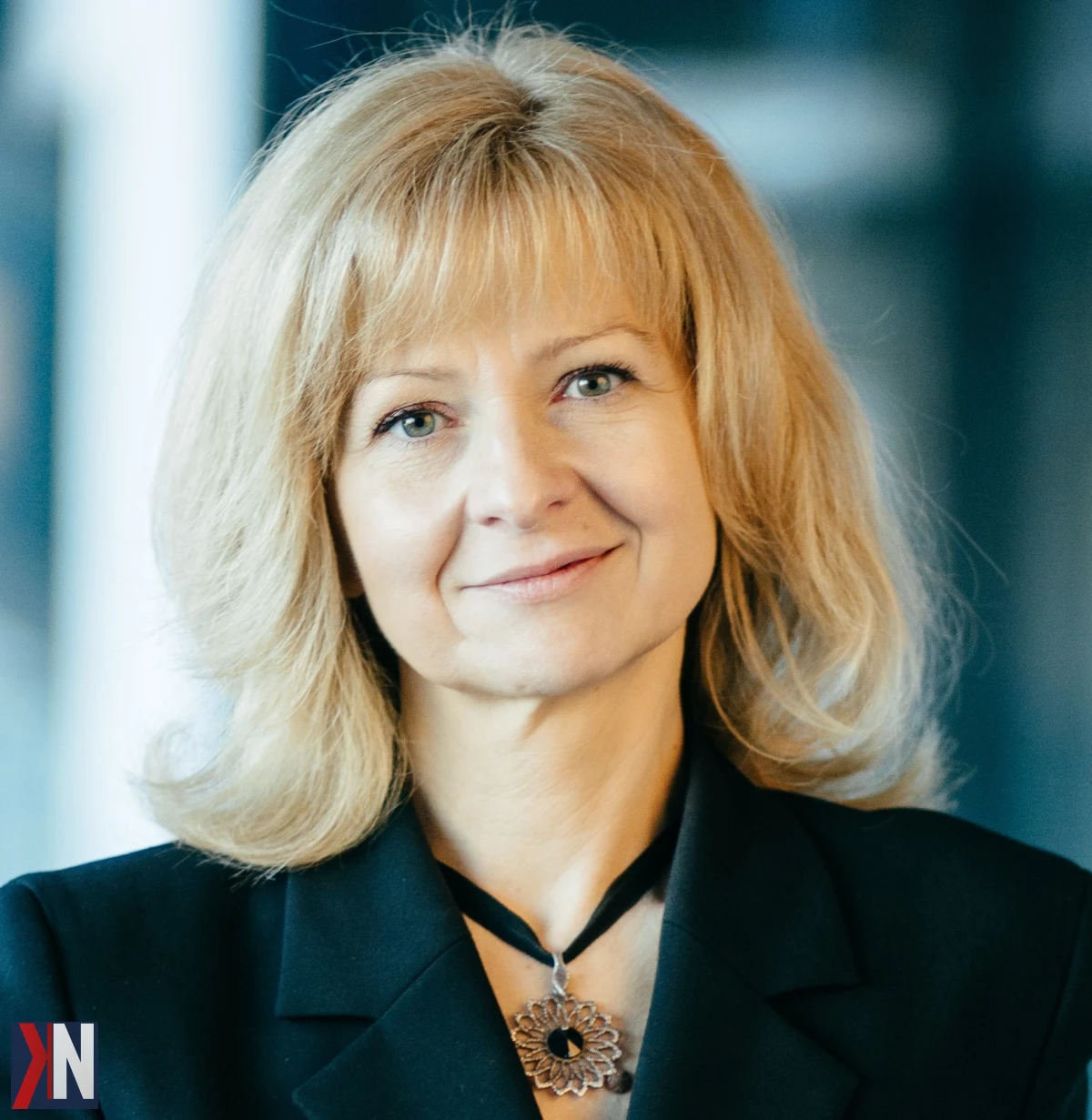 "Dr Dominika Kaczorowska-Spychalska podczas rozmowy na temat wpływu sztucznej inteligencji na rynek pracy, podkreślająca, że to nie AI zabierze nam pracę, ale stwarza nowe możliwości w różnych sektorach, takich jak administracja, marketing czy edukacja."