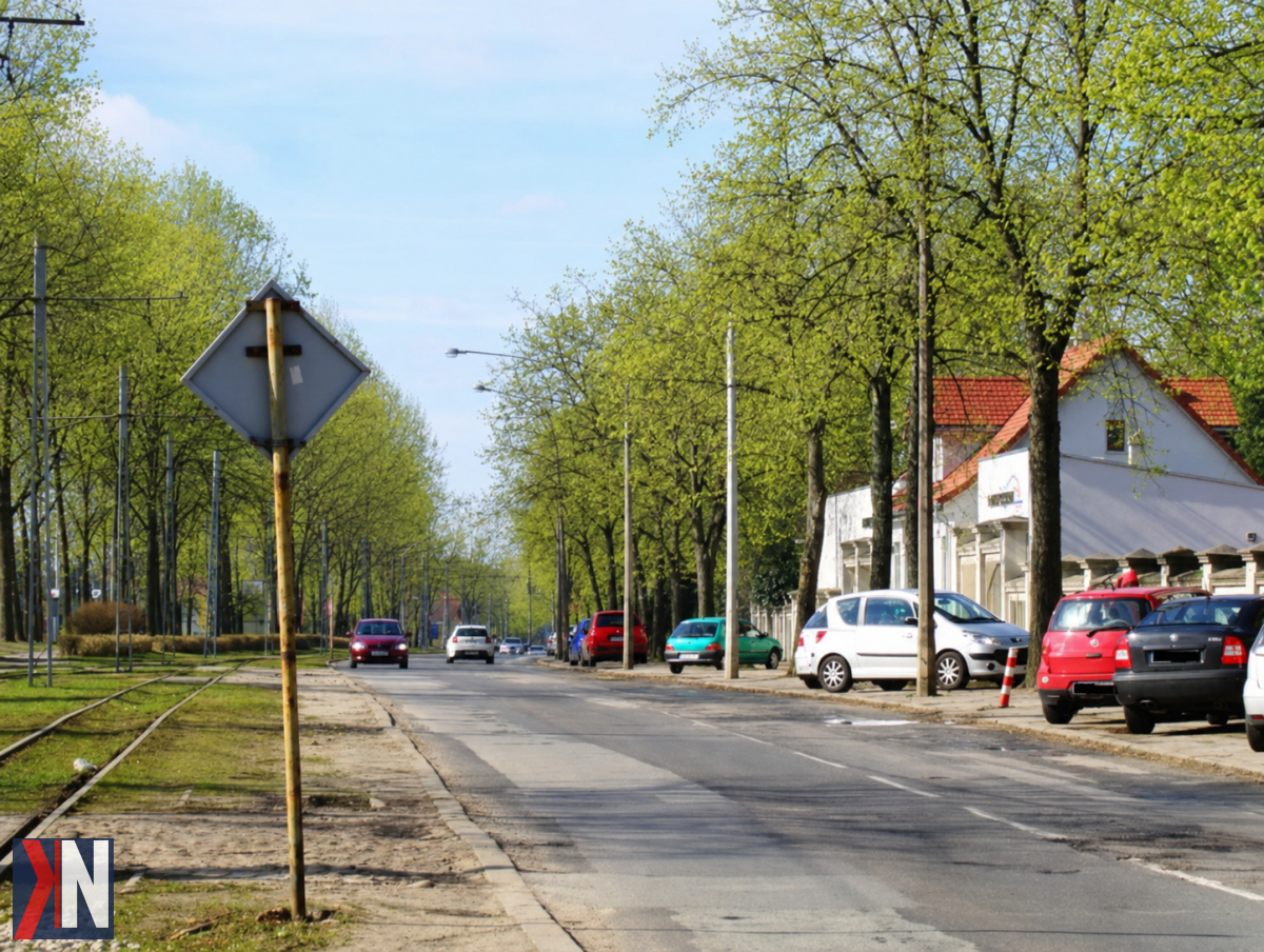 "Zdjęcie przedstawia projekt przebudowy ul. Srebrzyńskiej, który zmieni układ tramwajowy wokół Manufaktury i Kozin. W artykule omówione są oferty na remont oraz kluczowe elementy inwestycji, w tym nowe połączenie torowiska."