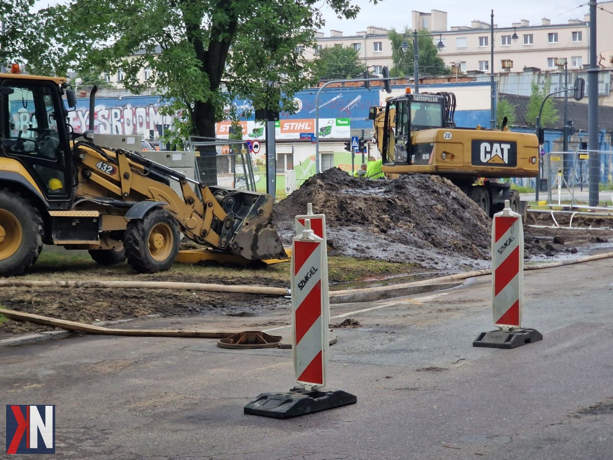 "Remont ul. Północnej w Łodzi - widok na zamkniętą drogę, z budowlanym sprzętem w tle. Trudne miesiące dla mieszkańców z komunikacyjnymi utrudnieniami, które wpłyną na połączenia między Bałutami a Śródmieściem, w pobliżu Manufaktury i Starego Miasta."