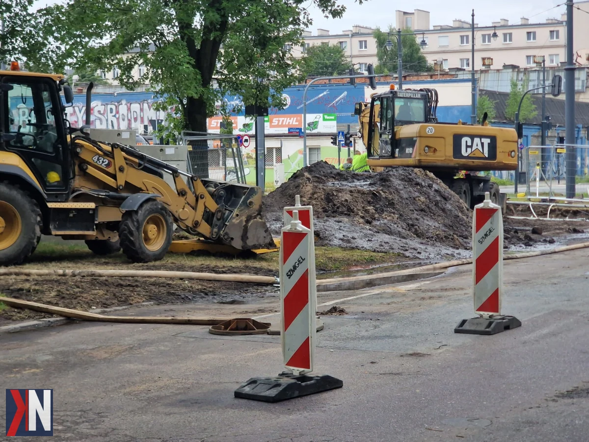 "Remont ul. Północnej w Łodzi - widok na zamkniętą drogę, z budowlanym sprzętem w tle. Trudne miesiące dla mieszkańców z komunikacyjnymi utrudnieniami, które wpłyną na połączenia między Bałutami a Śródmieściem, w pobliżu Manufaktury i Starego Miasta."