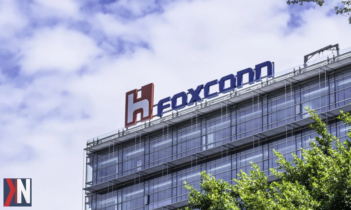 "Zdjęcie przedstawiające panoramę Łodzi z nowoczesnymi budynkami oraz fabrykami, symbolizujące potencjalną gigainwestycję tajwańskiego koncernu Foxconn. Artykuł omawia możliwe lokalizacje pod nową inwestycję w Polsce, która może przynieść znaczące zmiany w krajobrazie przemysłowym miasta."