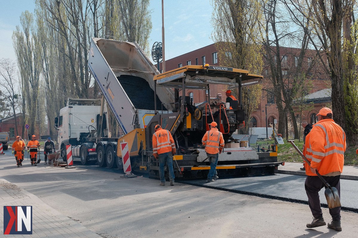 "Nowa Tymienieckiego w Łodzi – odnowiona ulica, która zyskała nowy blask dzięki remontowi i rozwojowi pobliskich osiedli. Zdjęcie przedstawia zmodernizowany fragment ulicy, na tle nowoczesnej architektury, symbolizujący pozytywne zmiany w Nowym Centrum Łodzi."