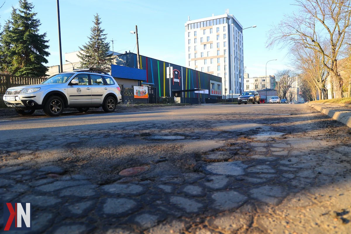 "Remont ulicy Wigury – utrudnienia dla kierowców, w tle nowe prace drogowe na wiosnę. W obrazku widoczne pojazdy budowlane oraz oznakowanie drogi, sygnalizujące rozpoczęcie inwestycji."