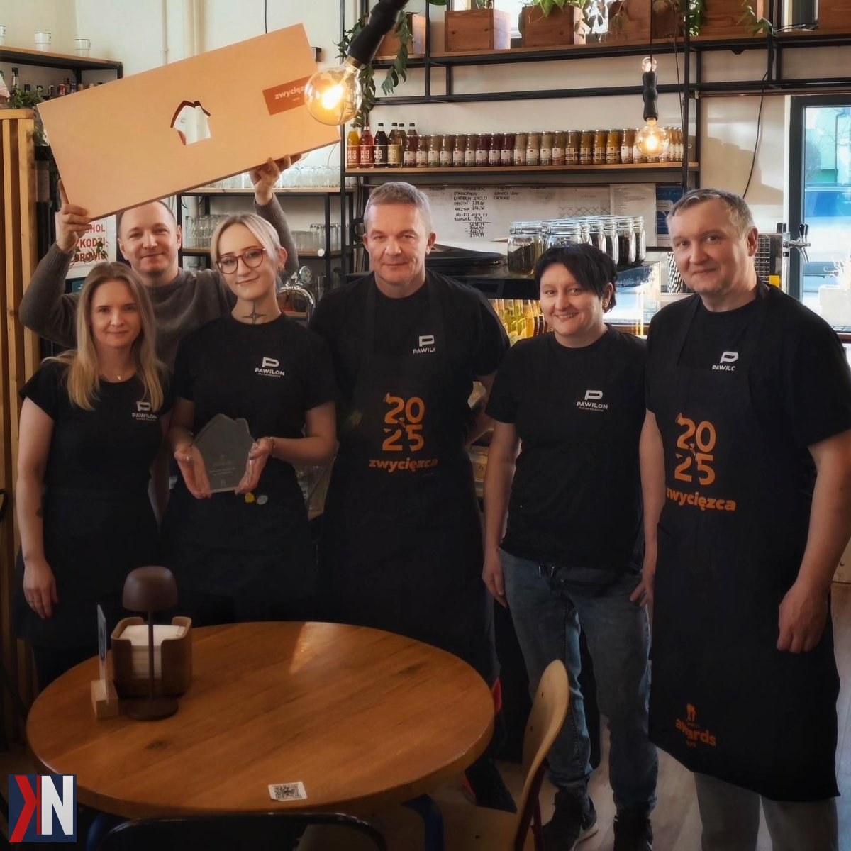 "Zwycięzcy Pyszne.pl Awards 2025 w województwie łódzkim – odkryj najlepsze restauracje, które zmieniają oblicze rynku zamówień online w Łodzi. Na zdjęciu przedstawione są wyróżnione lokale, które wykraczają poza klasyczne kebaby i pizzę."