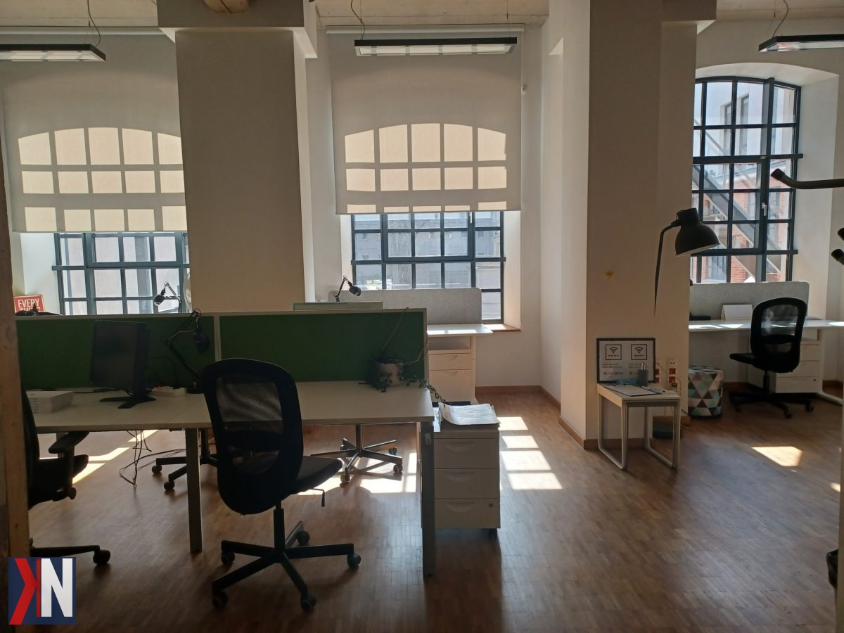 "Zdjęcie przedstawiające nowoczesne wnętrze SkyHUB po ukończeniu prac wykończeniowych. Przestrzeń jest jasna i przyjazna, gotowa na przyjęcie przedsiębiorców, oferując nowe możliwości dla szkoleń i spotkań. SkyHUB nabiera blasku, dając inspirujące otoczenie dla innowacyjnych idei."