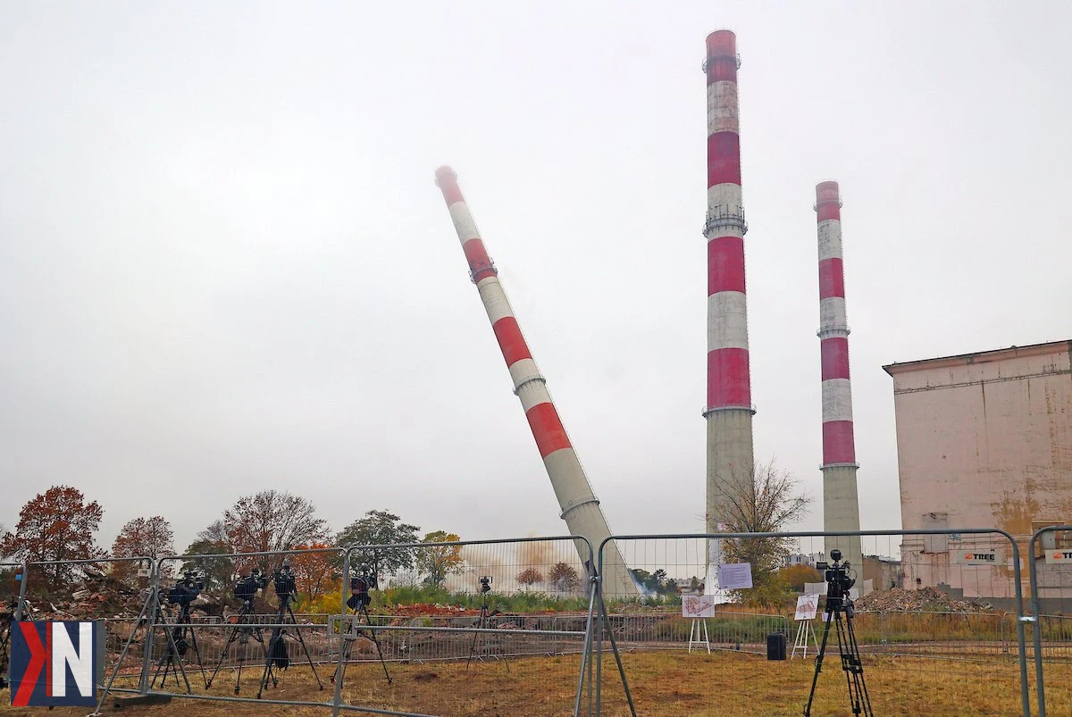 Zniszczenie trzech potężnych kominów EC-2 w Łodzi - spektakularna operacja z użyciem 120 kg materiałów wybuchowych. Chmury pyłu unoszące się w powietrzu po detonacji, które zniknęły z miejskiej panoramy, przyciągnęły uwagę wielu mieszkańców.