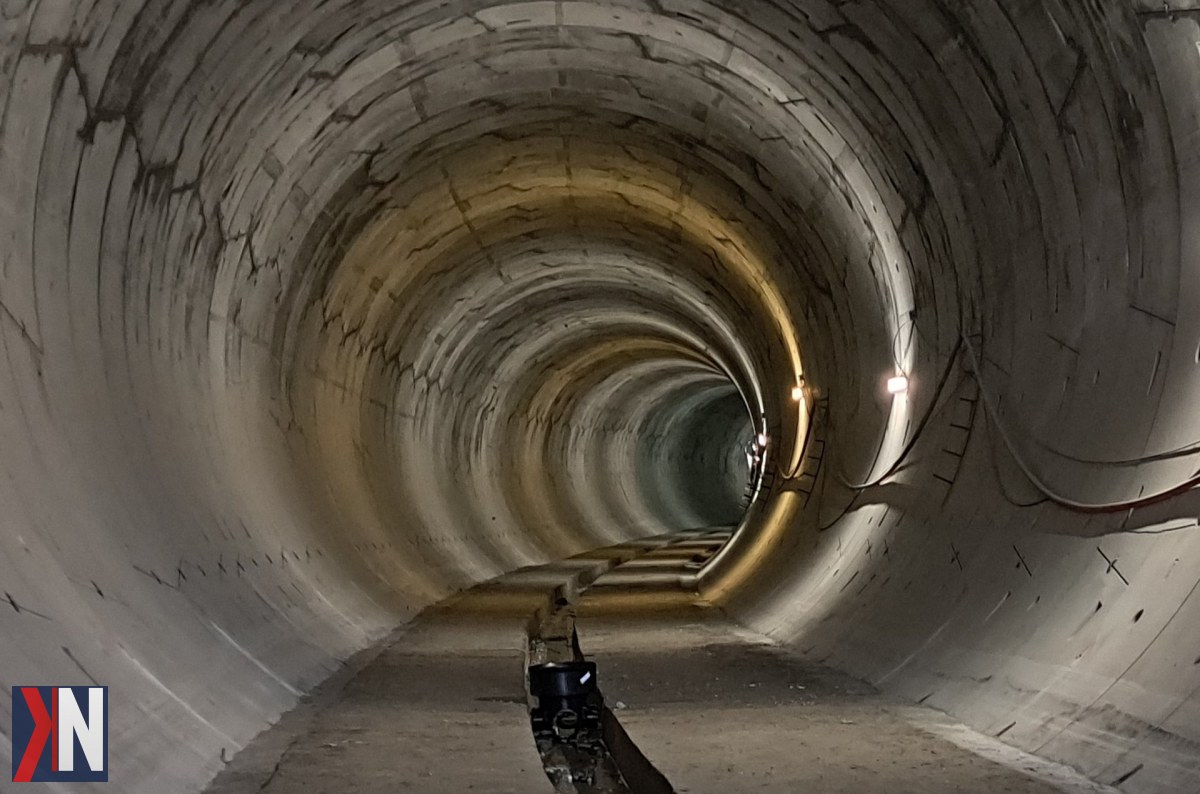 „Tarcza TBM na budowie tunelu średnicowego w Łodzi, która rozpocznie prace po nowym przetargu. Polskie Linie Kolejowe przedstawiają swoje stanowisko w sprawie aktualnej sytuacji na inwestycji. Zdjęcie ilustruje proces budowy oraz zaplanowane zmiany w projekcie.”
