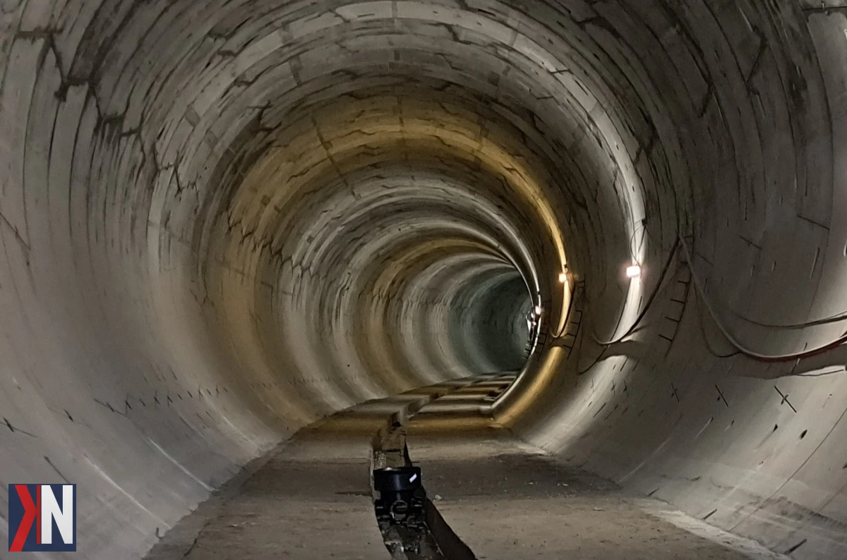 „Tarcza TBM na budowie tunelu średnicowego w Łodzi, która rozpocznie prace po nowym przetargu. Polskie Linie Kolejowe przedstawiają swoje stanowisko w sprawie aktualnej sytuacji na inwestycji. Zdjęcie ilustruje proces budowy oraz zaplanowane zmiany w projekcie.”