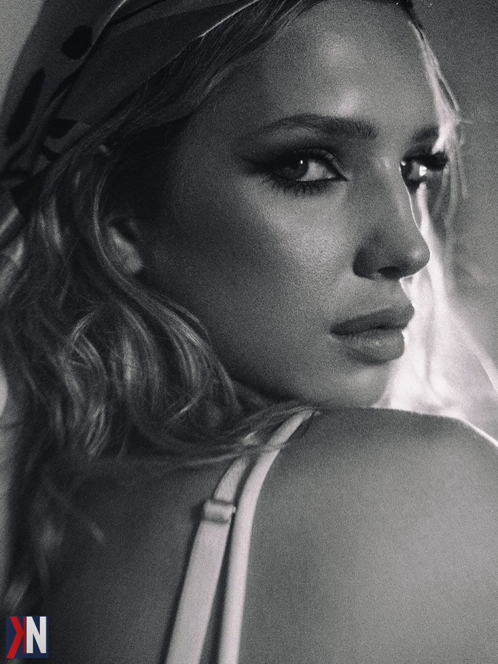 "Fotografka kobiecych dusz w kawiarni Costa w Manufakturze w Łodzi, w stylowym pofabrycznym wnętrzu z wysokimi sufitami i surową cegłą, idealnym na kreatywne sesje zdjęciowe."