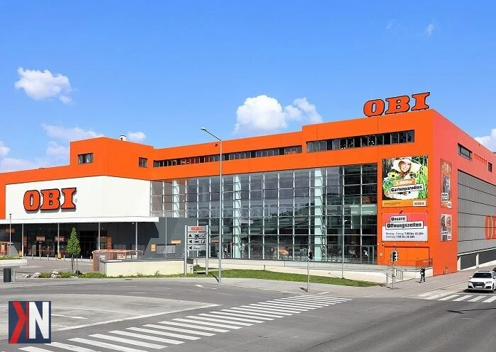 Nowoczesny market OBI w Piotrkowie Trybunalskim - pierwszy w Polsce, w którym zmodernizowano obsługę klienta i wprowadzono innowacyjne rozwiązania. Zdjęcie przedstawia nowoczesną architekturę sklepu i atrakcyjne wnętrze, które zachęca do komfortowych zakupów.