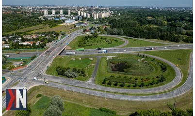 Autostrada A2 - widok na odcinek wielkopolski, gdzie kierowcy płacą 123 zł za 150 kilometrów, ilustrujący rosnące koszty przejazdów. Zdjęcie ukazuje zmieniające się warunki przejazdowe i alternatywne trasy, które stają się coraz bardziej popularne.