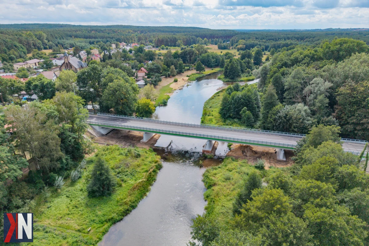 Nowoczesna droga Wieluń–Działoszyn: remont mostu w Krzeczowie zakończony, rozbudowa trasy między Działoszynem a Szczytami w toku, a umowa na ostatni odcinek do Krzeczowa już podpisana. Inwestycja o wartości ponad 35 mln zł poprawia komunikację i bezpieczeństwo w regionie.