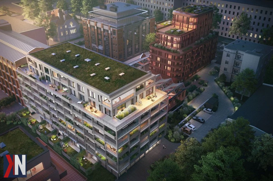 "Rewitalizacja zabytkowej hali w Łodzi z 1911 roku – nowa energia dla centrum miasta. Fotografia przedstawia imponującą architekturę hali, której odnowione elewacje podkreślają historyczny charakter budynku, zapowiadając nowe możliwości dla lokalnej społeczności."