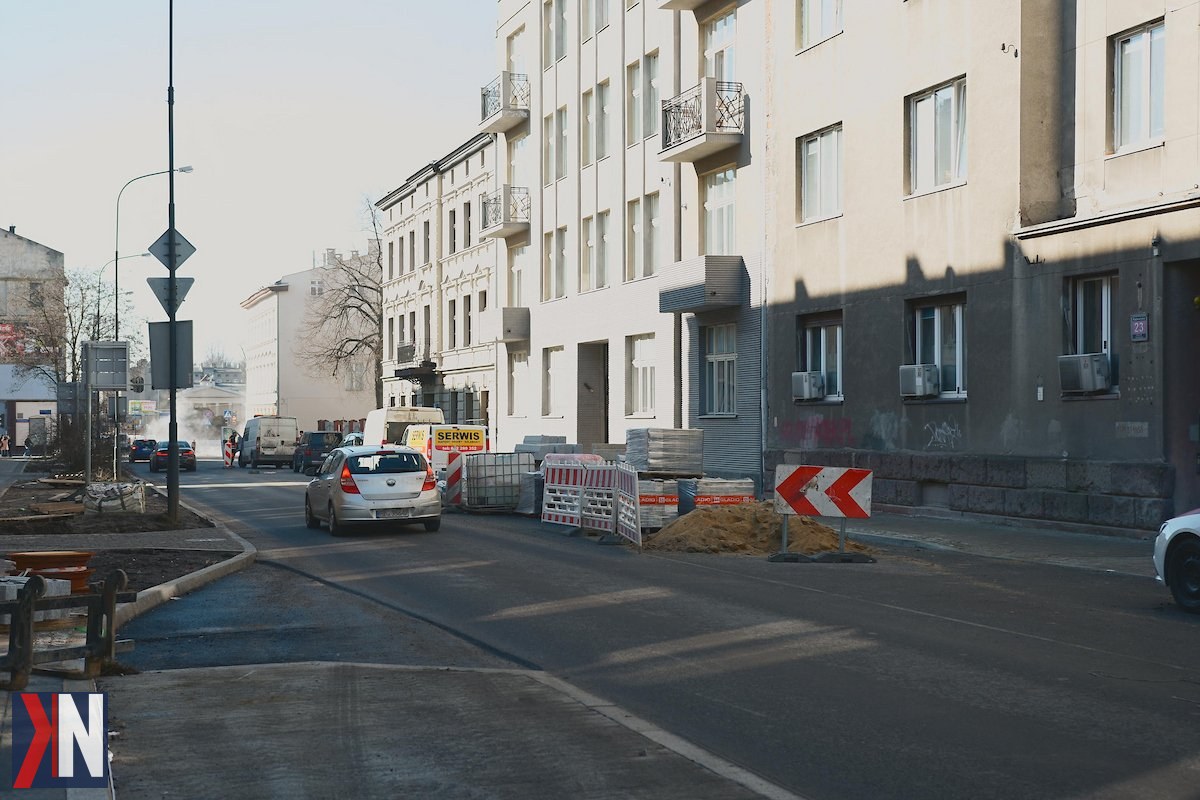 "Interaktywna mapa remontów w Łodzi - Drogi pełne inwestycji i modernizacji. Od 1 marca drogowcy wracają na ulice, a mieszkańcy mogą na bieżąco śledzić postępy prac dzięki nowemu narzędziu, które ułatwia planowanie podróży po mieście."