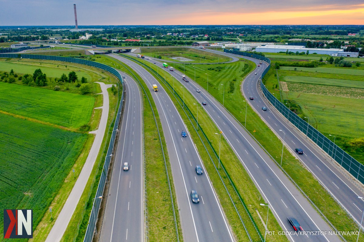 "Zdjęcie ukazujące dynamiczny widok na autostradę A2 między Łodzią a Warszawą, gdzie rozpoczęto przebudowę. Obrazek ilustruje prace budowlane prowadzone przez firmę Strabag na odcinku Grodzisk Mazowiecki – Konotopa, który ma na celu wzmocnienie infrastruktury i poprawę bezpieczeństwa w jednym z najtrudniejszych projektów drogowych w Polsce."