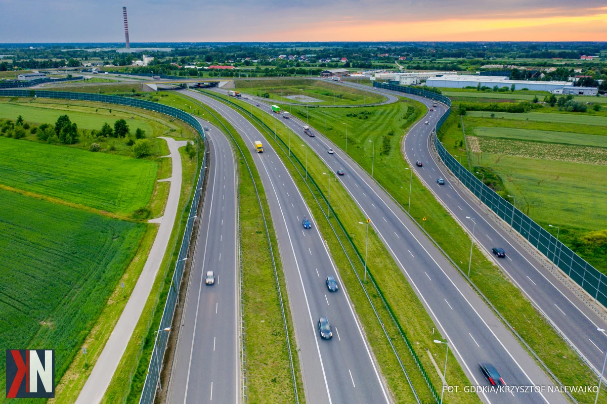 "Zdjęcie ukazujące dynamiczny widok na autostradę A2 między Łodzią a Warszawą, gdzie rozpoczęto przebudowę. Obrazek ilustruje prace budowlane prowadzone przez firmę Strabag na odcinku Grodzisk Mazowiecki – Konotopa, który ma na celu wzmocnienie infrastruktury i poprawę bezpieczeństwa w jednym z najtrudniejszych projektów drogowych w Polsce."