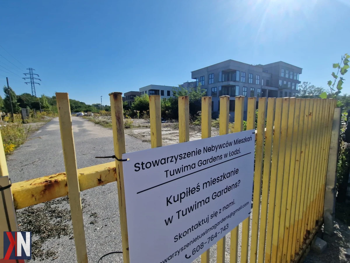 Zrzut ekranu przedstawiający Tuwima Gardens, gdzie jutro w sądzie rozstrzygnie się los 138 nabywców mieszkań, którzy wpłacili ponad 40 mln zł. Zdjęcie ilustruje emocje i niepewność osób czekających na realizację swoich marzeń o własnym lokum.