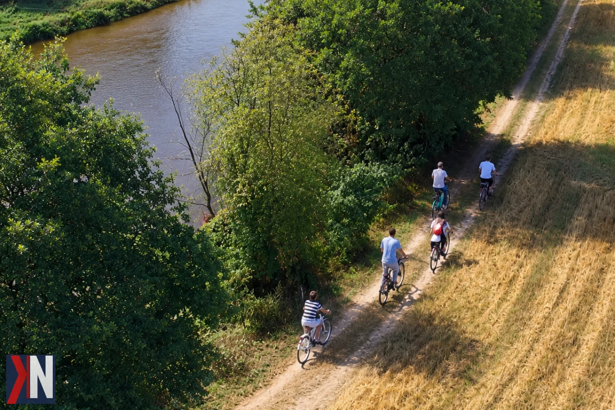 Zdjęcie przedstawiające mapę tras Velo Warta, na której zaznaczone są odcinki do realizacji w ramach przetargu ogłoszonego przez Zarząd Dróg Wojewódzkich w Łodzi. W artykule omówiono szczegóły przygotowań do budowy 236 kilometrów trasy rowerowej, która ma na celu wsparcie turystyki i aktywnego stylu życia.