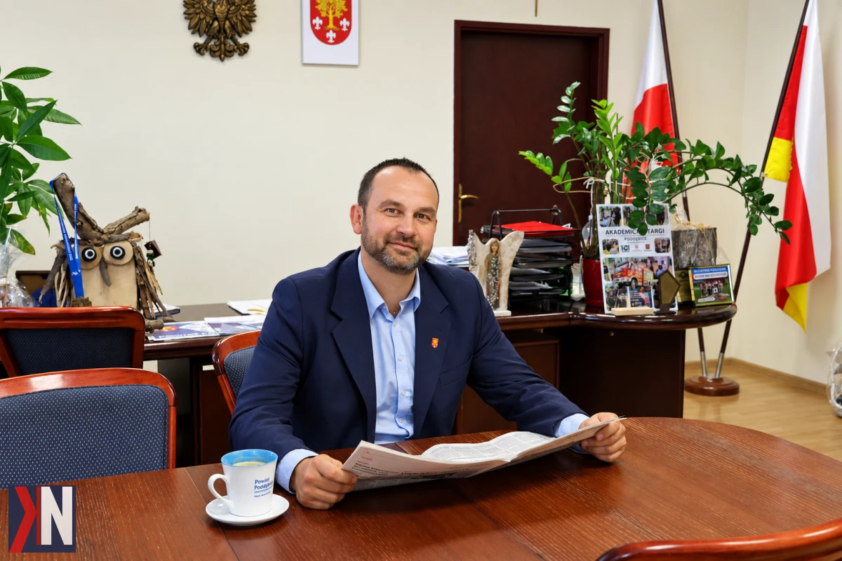 Zdjęcie przedstawiające malowniczy krajobraz Powiatu Poddębickiego z Uniejowem w tle, ilustrujące zaangażowanie regionu w rozwój geotermii i turystyki. Sebastian Romanowski podkreśla znaczenie turystyki jako przyszłości tego wyjątkowego miejsca, znanego z dobroczynnych wód uzdrowiskowych.