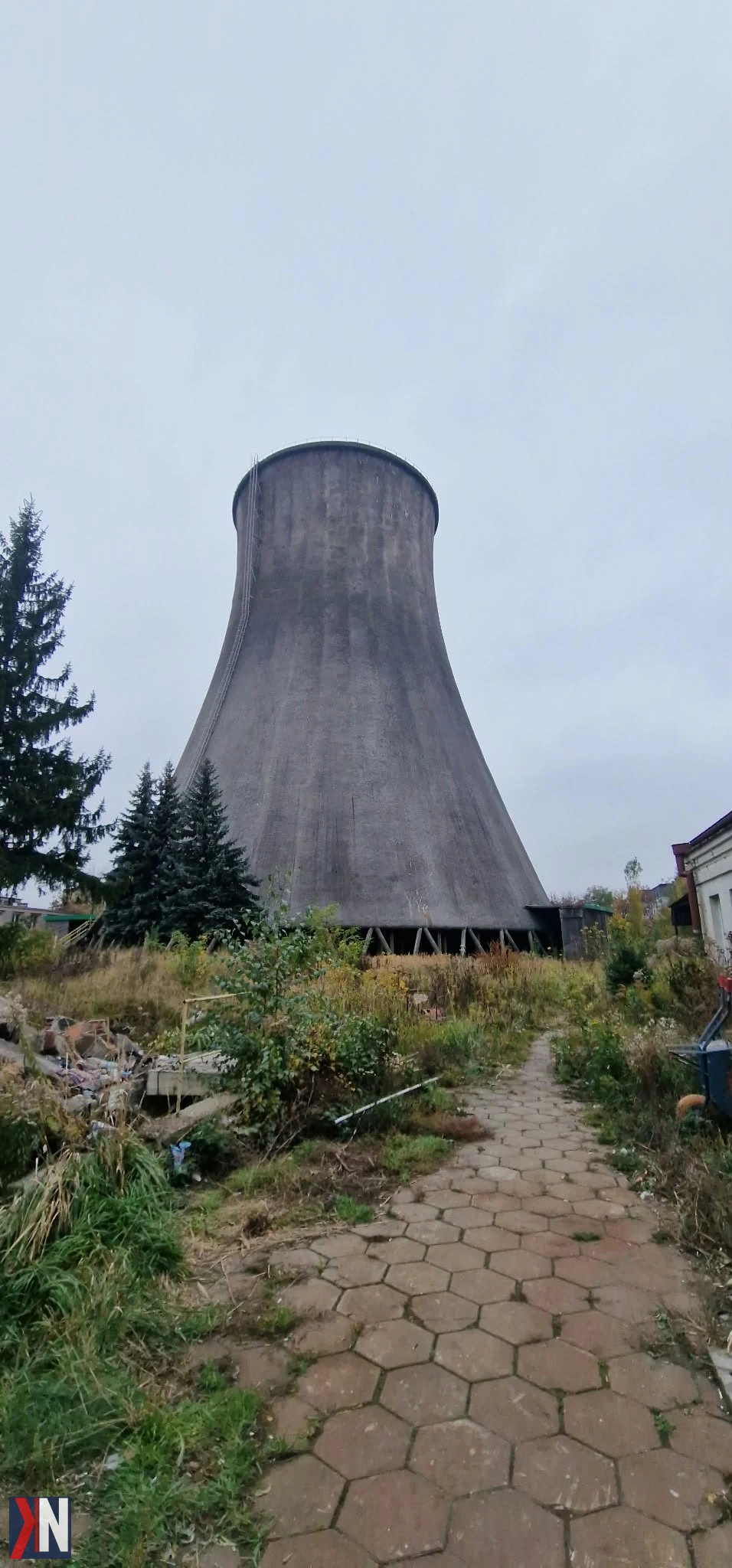 Chłodnie EC-2 przeznaczone do rozbiórki, na ich miejscu planowane nowe budynki mieszkalne inspirowane historycznymi konstrukcjami. Wizualizacja transformacji terenu dawnej elektrociepłowni, z uwzględnieniem nowoczesnych rozwiązań architektonicznych.