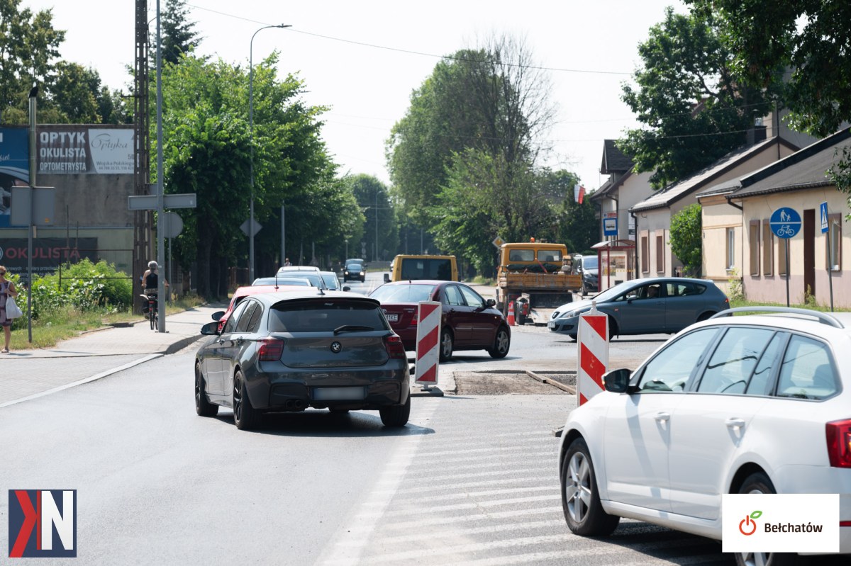 "Prace drogowe na ulicy Wojska Polskiego w Bełchatowie – robotnicy modernizują odcinek od ronda im. gen. Andersa do ronda im. Strzelców Poleskich, co powoduje tymczasowe utrudnienia w ruchu."