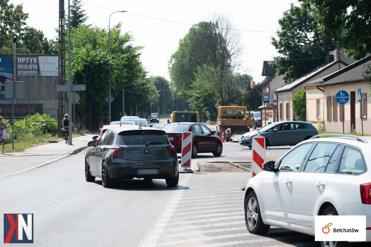 "Prace drogowe na ulicy Wojska Polskiego w Bełchatowie – robotnicy modernizują odcinek od ronda im. gen. Andersa do ronda im. Strzelców Poleskich, co powoduje tymczasowe utrudnienia w ruchu."
