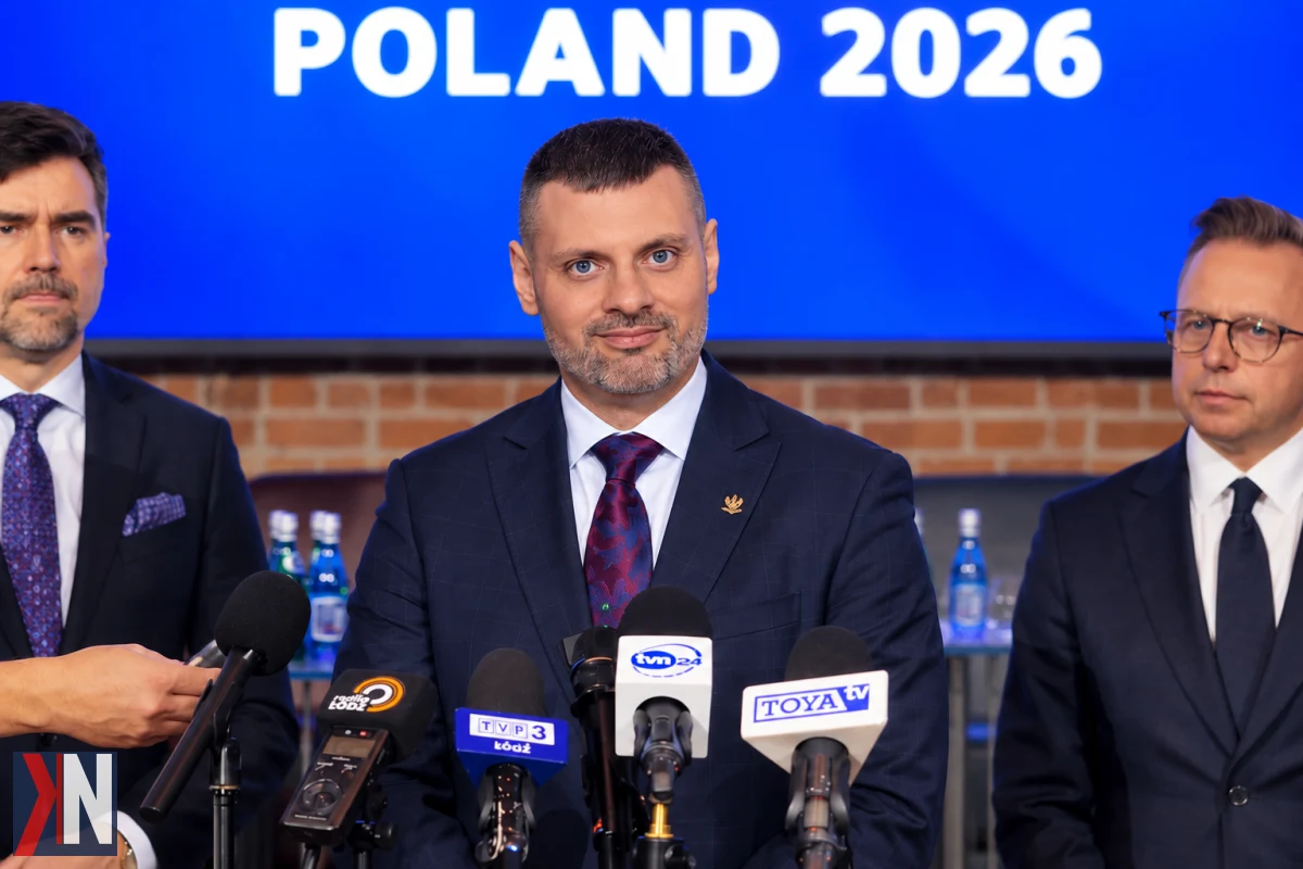 Prezes PKP Alan Beroud podczas konferencji na temat budowy tunelu Kolei Dużych Prędkości w Łodzi, omawia plany połączeń kolejowych między Łodzią, Berlinem i Wiedniem, z uśmiechem i zapałem do rozwoju nowoczesnej infrastruktury transportowej w Europie.